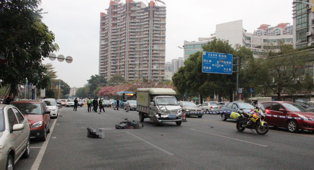 苹果高管一家四口公交站内被撞身亡：肇事司机开奔驰110公里时速逆向撞上