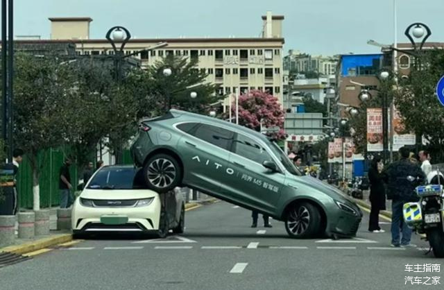 奔驰EQE行驶中起火 厂家：驾驶员同时踩刹车和油门长达18分钟