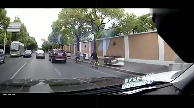 女乘客要求高架停车被拒突然跳车 行车记录仪拍下惊险一幕