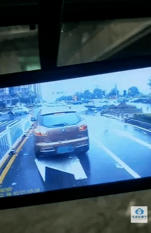 女乘客要求高架停车被拒突然跳车 行车记录仪拍下惊险一幕
