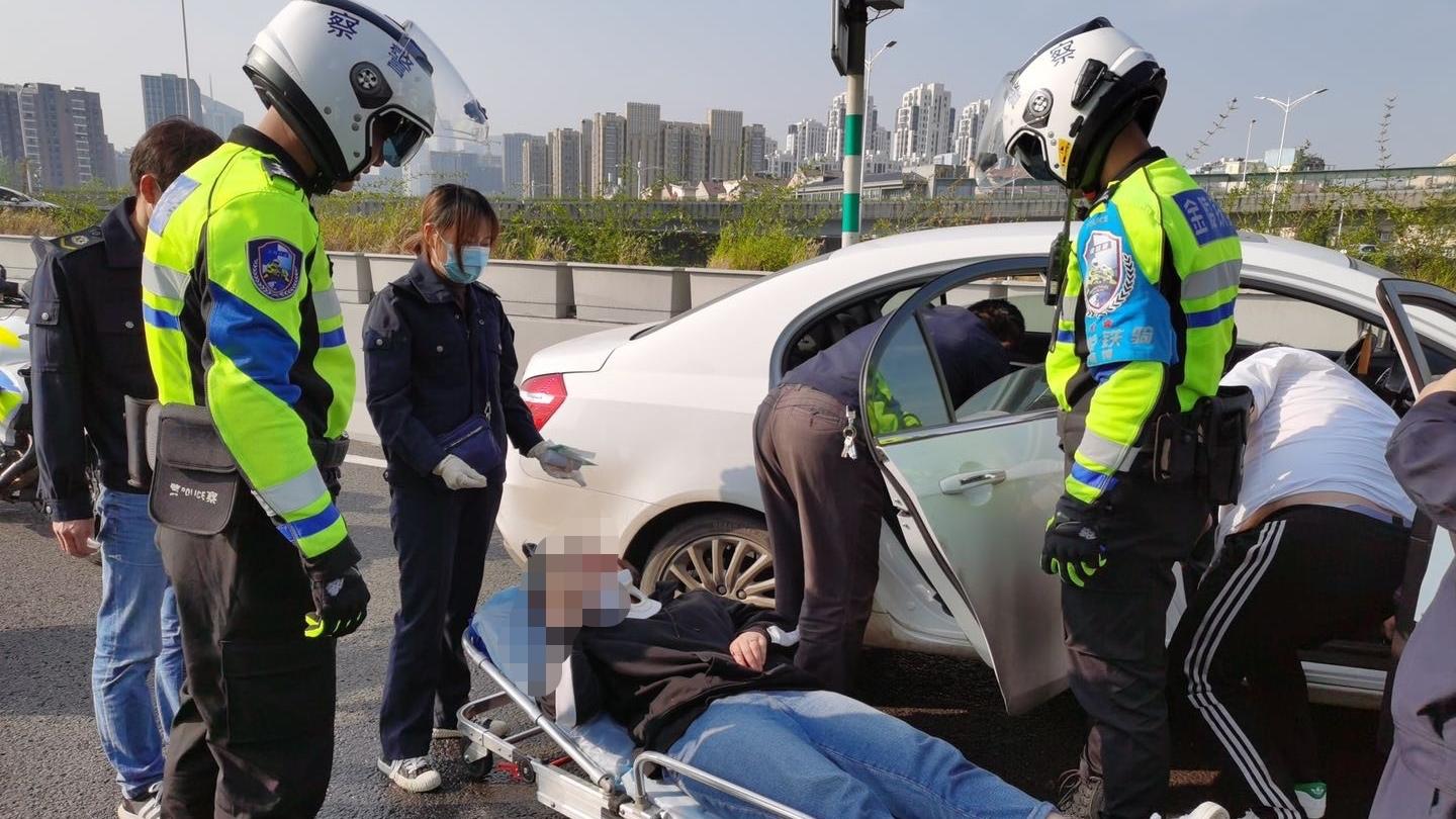 女乘客要求高架停车被拒突然跳车 行车记录仪拍下惊险一幕