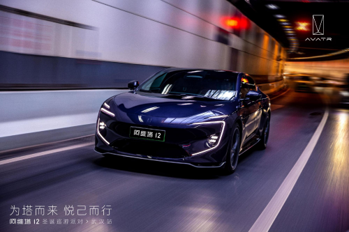 华为乾��智驾上车！阿维塔12挑战魔鬼停车场：全程厘米级贴边过