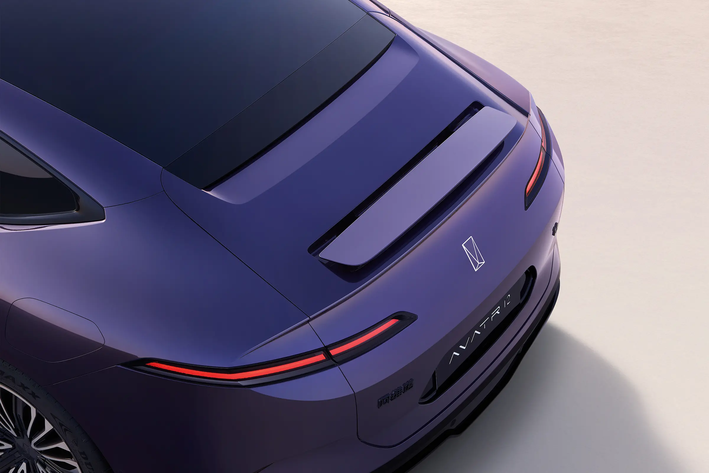 华为乾��智驾上车！阿维塔12挑战魔鬼停车场：全程厘米级贴边过