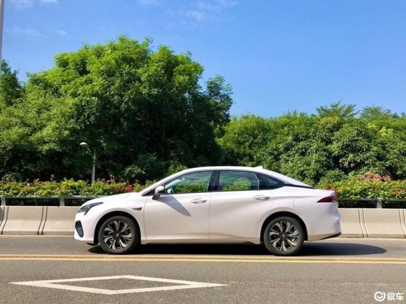 小米SU7六月销量首次破万：远超迈腾、3系、丰田凯美瑞等经典车型