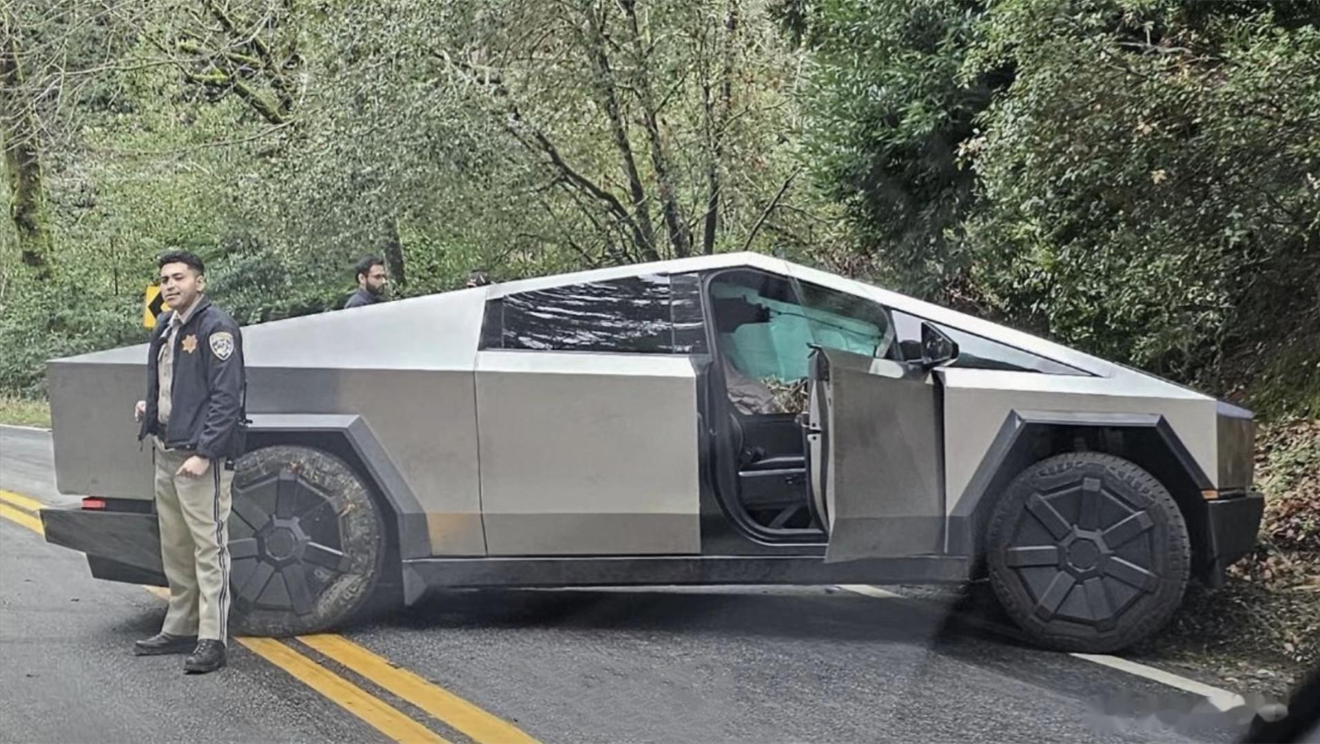 特斯拉Cybertruck再遭环保人士攻击：全身被泼黄色油漆