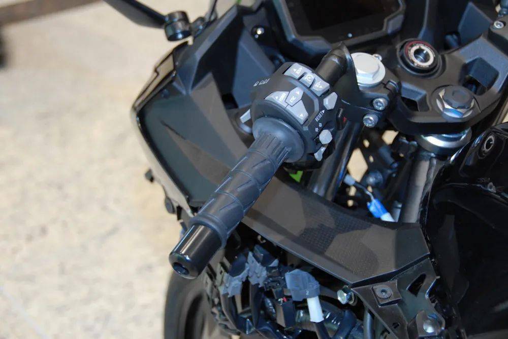 五家日企联合研制发动机 川崎推出氢动力摩托车：随车带两个25升气瓶