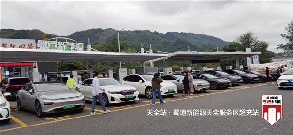 一秒充一公里！全国最大鸿蒙智行超级体验中心“光储充”样板点落地