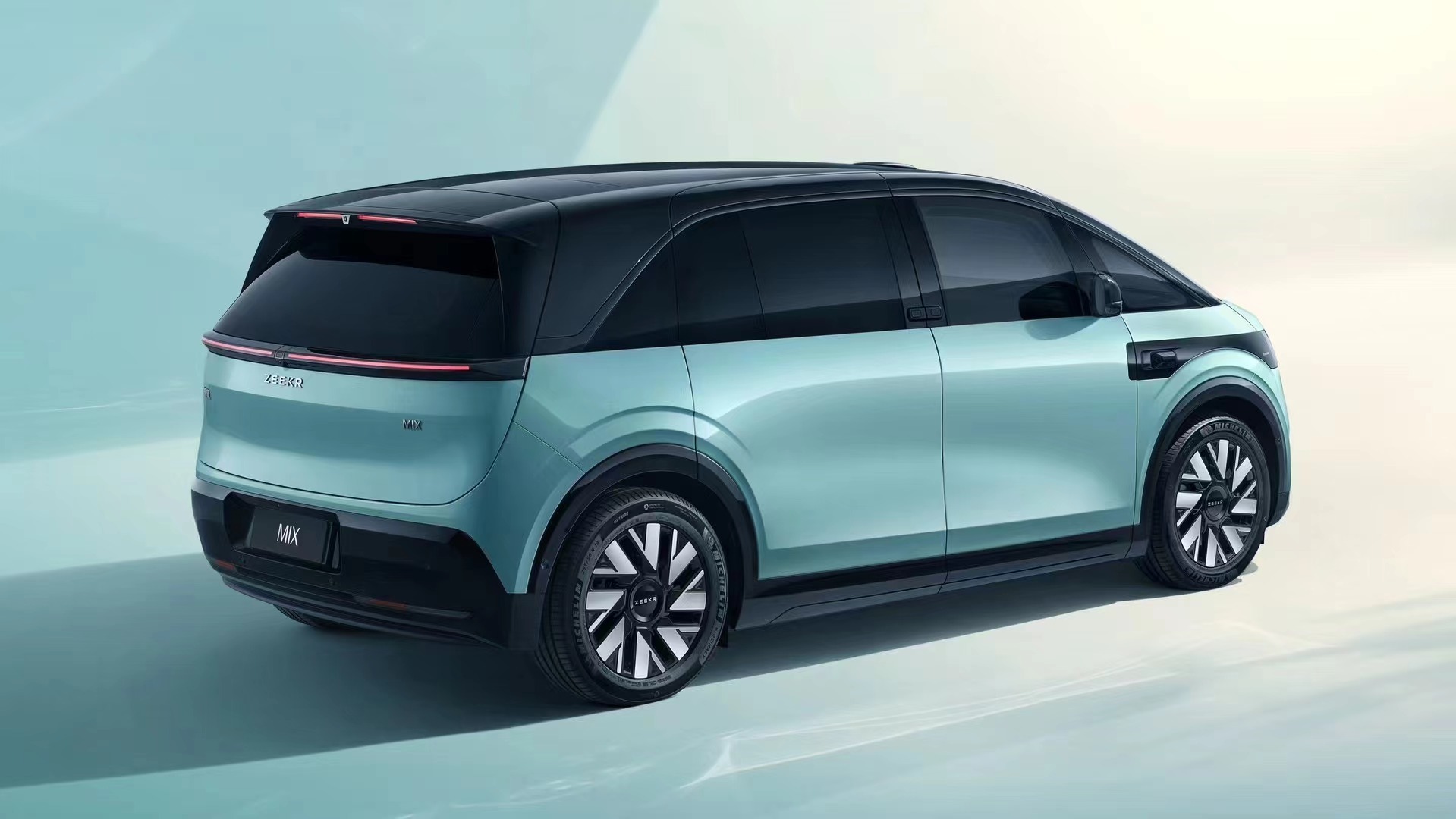 配半隐藏式门把手 极氪MIX最新官图