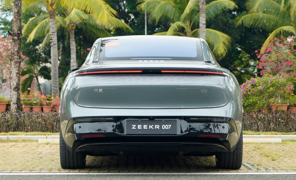 全系800V高压平台！极氪全新中型SUV 7X实车谍照曝光