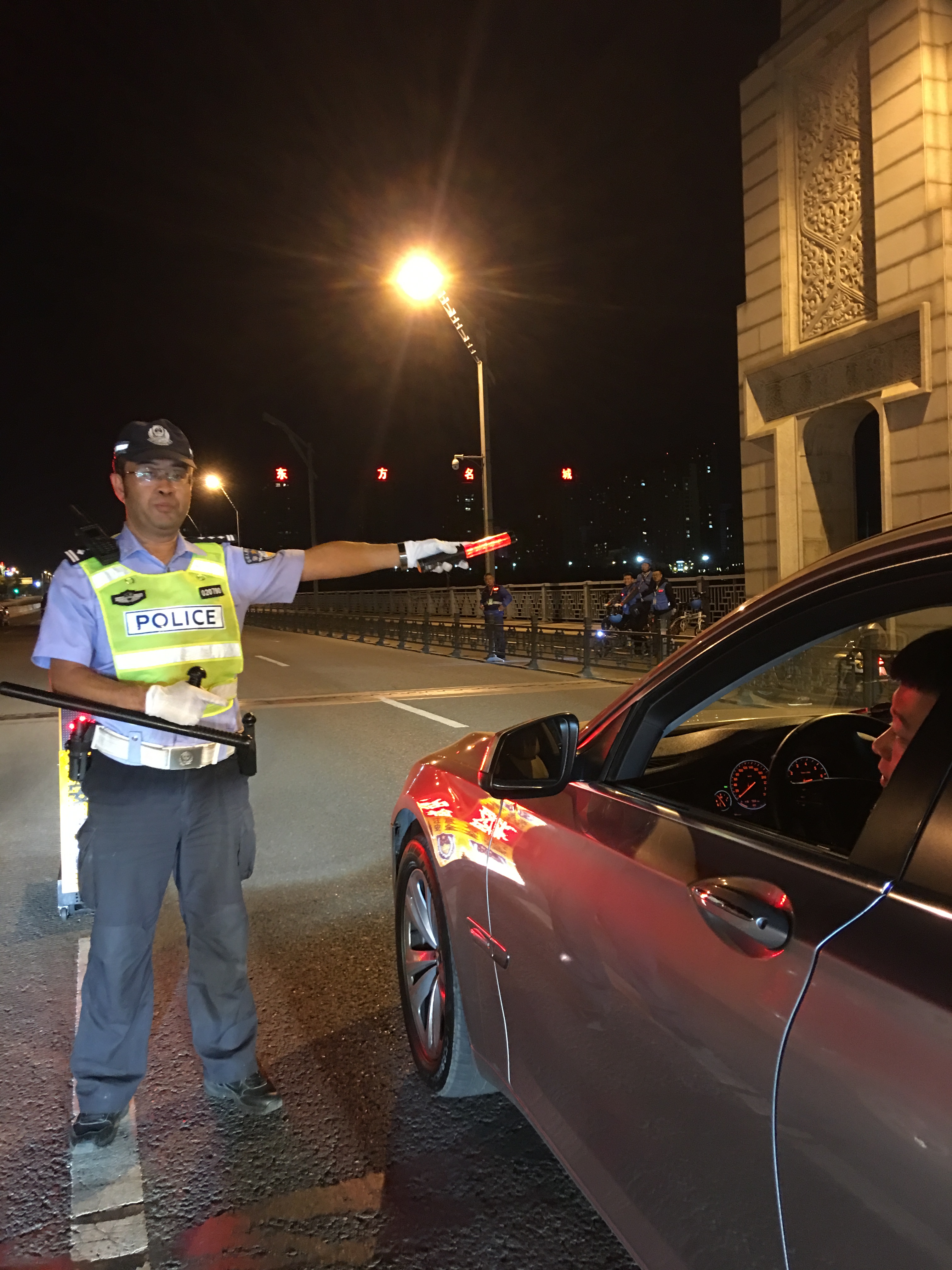 伪造假牌！两男子偷逃小区停车费超5.3万被抓