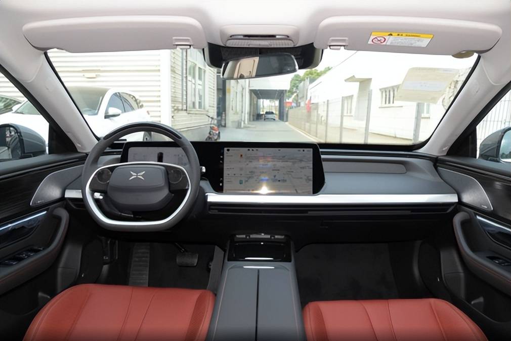 小鹏MONA 03内饰官图发布：和特斯拉Model 3好哥们