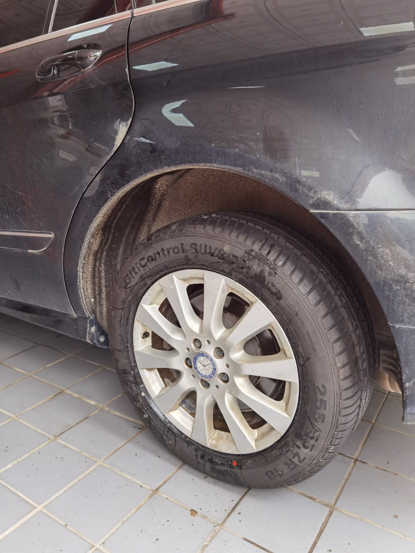 车牌被剪、轮胎被扎！一理想SUV遭恶意破坏：原因唏嘘