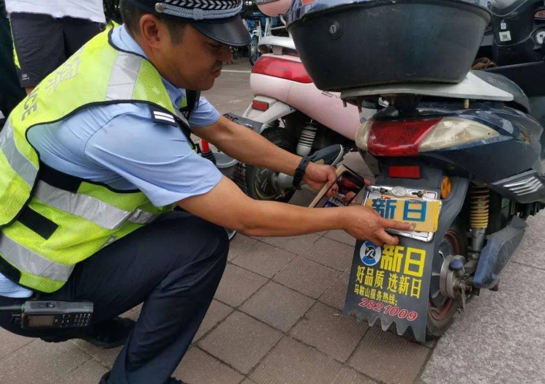 男子遮挡车牌被拍后嚣张质问 官方通报：罚600、扣10分